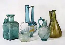 Pièces de verre gallo-romaines provenant de la nécropole d'Uggate.