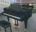 Piano à queue.