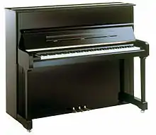 Piano droit moderne.