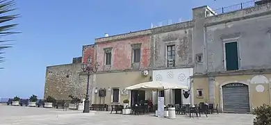 Piazza Armando Perotti, à l'entrée de la ville haute