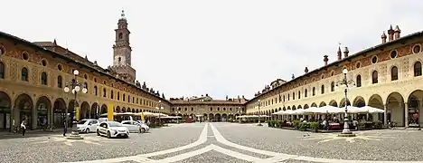 Piazza Ducale à Vigevano, première place à programme d'Italie.