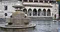 Piazza Garibaldi, fontaine et loggia de la cathédrale.