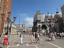 Photographie de jour de la place Saint-Marc à Venise