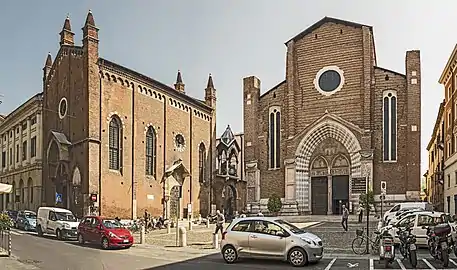 Piazza Sant'Anastasia (à g., l'Église de Saint Pierre Martyr).