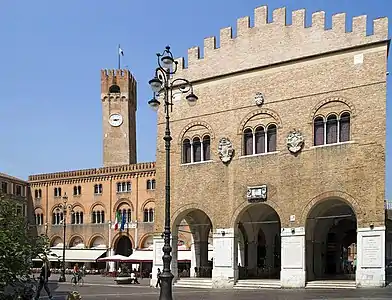 Piazza dei Signori et la façade du Palazzo dei Trecento.