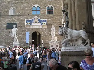 David, Hercule, Cacus et le Marzocco, entrée du palazzo Vecchio.