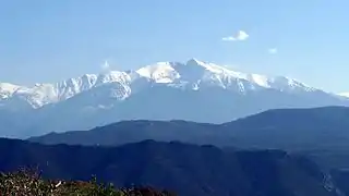 Le pic du Canigou, au centre.