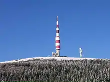 Vue de l'émetteur de télévision au sommet du pic de Nore.