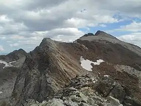 Vue du pic Camboue (légèrement à gauche) depuis le pic Saint-Saud ; en arrière plan à droite, la crête nord-ouest menant au pic des Gourgs Blancs.