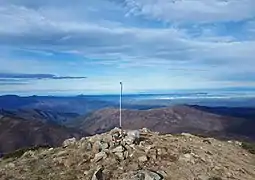 Vue vers le nord depuis le pic, sur les Aspres et la plaine du Roussillon.