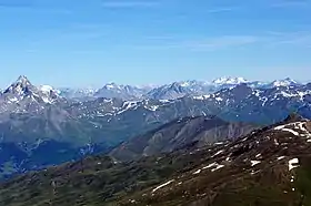 Vue du pic de Château Renard (en bas à droite avec ses deux coupoles) depuis la crête de Coq, avec le pic de Rochebrune tout à gauche.