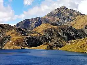 Port de Siguer au centre et le pic de Font Blanca vu depuis l'étang Blaou.