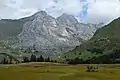 Le pic de Jallouvre (à gauche) et la pointe Blanche (à droite) vus depuis le Grand-Bornand au sud.