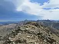 Pic de la Coume d'Enfer (2730m) situé sur le tracé de la frontière. La France est à gauche, l'Andorre à droite.