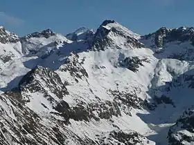 Vue du pic des Gourgs-Blancs (au centre) avec le pic Perdiguère (arrière-plan à gauche) depuis le pic de la Hourque.