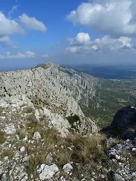 Vue du pic des Mouches depuis les crêtes.