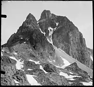 Photographie en noir et blanc d'une montagne enneigée.