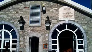 Pic du Midi de Bigorre Stéles en hommage à Nansouty et Vaussenat.