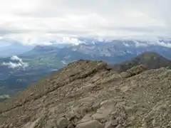 L'arête sommitale vue depuis le sommet ; au second plan à droite le pic Queyrel