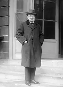 Stephen Pichon dans la cour d'honneur du Sénat en 1920.