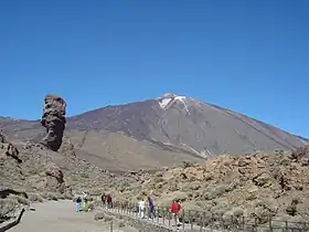 Le Teide enneigé avec le Roque Cinchado au premier plan.