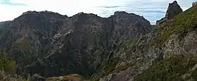 Vue de la face nord du Pico do Arieiro avec le sommet principal sur la gauche.