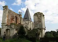 La partie est des vestiges du logis seigneurial laissant entrevoir le clocher de l'église.