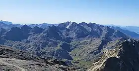 Vue des pics d'Enfer depuis le sommet du Balaïtous, avec la face orientale et sa dalle calcaire (au centre).