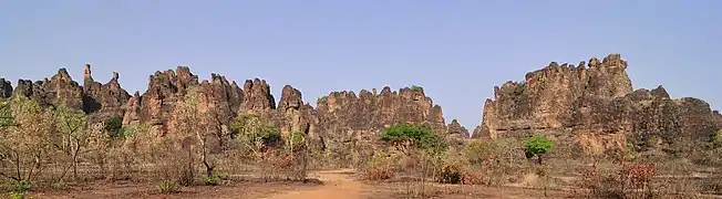 Vue des pics de Sindou depuis la route.