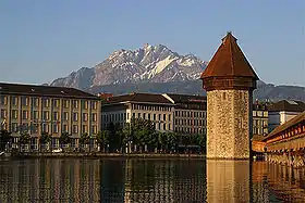 La tour du Kappelbrücke à Lucerne avec le Pilatus au loin.