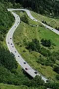 La semi-autoroute de l'A2 de la route du col du Saint-Gothard entre Airolo et Motto Barola.