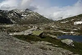 Route venant du sud proche du col.