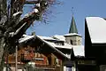 Vue du centre historique de Leysin, avec le clocher du temple.