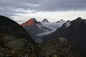 Le Bättelmatthorn (à gauche), le Rothorn (au centre), et le Blinnenhorn (à droite).