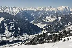 Partie médiane et inférieure du val de Bagnes depuis Verbier. À droite, les Dents du Midi, au centre le vallée le village de Sembrancher sur lequel débouche le val d'Entremont et au premier plan le village du Châble.