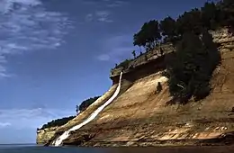 Les chutes Bridalveil (« voile de la mariée ») se jettent dans le lac Supérieur.