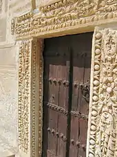 Vue du linteau et des pieds-droits de la porte du minaret. Ils sont sculptés de pampres et de perles.