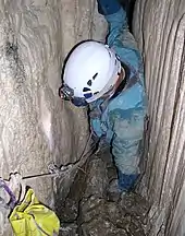 Passage étroit dans le gouffre du Pé de Muéou, Éourres, Hautes-Alpes, France.