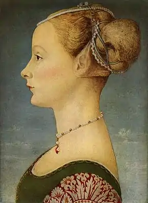 Portrait d'une femme de profil richement parée avec un chignon