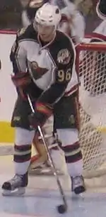 Photographie de Bouchard avec le maillot du Wild