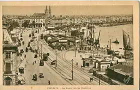 Vue générale sur les quais, vers les chartrons : les voies du tramway sont à gauche, les voies de chemin de fer portuaire à droite.