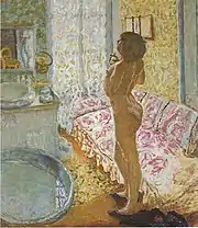 Peinture en couleur figurant le corps nu d'une femme en pieds de trois-quarts arrière dans une chambre.