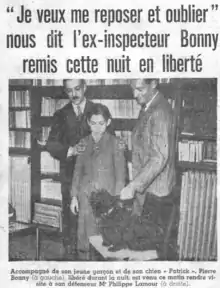 Bonny les main sur les épaules de son fils Jacques, jeune adolescent, qui regarde avec l'avocat Philippe Lamour, le chien de la famille, un scottish terrier qui pose, assis sur une chaise