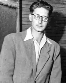 Pierre Gamarra vu en plan moyen dans les locaux du quotidien Le Patriote du Sud-Ouest, à Toulouse, 1945.