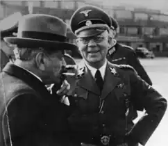 Le président du Conseil Pierre Laval et le général Carl Oberg, commandant de police de Paris, le 1er mai 1943.