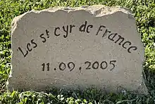 Pierre beige où est inscrit "Les St Cyr de France / 11.09.2005".