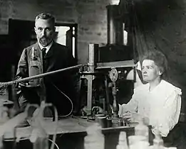 Photographie en noir et blanc d'un homme et d'une femme dans un laboratoire.