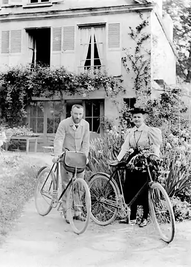 Pierre et Marie Curie devant leur maison de Sceaux en 1895.