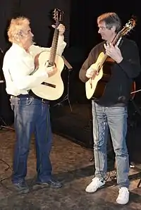  Pierre perret accorde sa guitare avec son guitariste Joël Roulleau