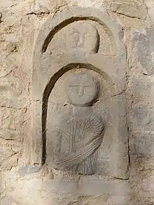 Bas-relief médiéval sur la façade d'une maison de Saumane